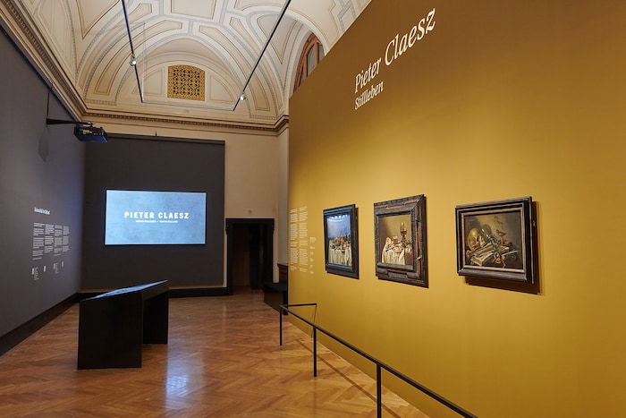 Ausstellungsansicht mit den drei Claesz-Gemälden, der filmischen Annäherung sowie der ...