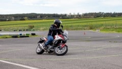 Spezielles Training wie in Neutal hilft jedem Biker, an Sicherheit im Umgang mit dem Motorrad zu ...