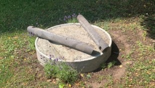 Das Sandbett, auf dem die Glocke stand, ist noch da, die Glocke allerdings weg. 