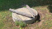Das Sandbett, auf dem die Glocke stand, ist noch da, die Glocke allerdings weg. 