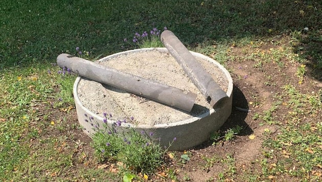 Das Sandbett, auf dem die Glocke stand, ist noch da, die Glocke allerdings weg. 