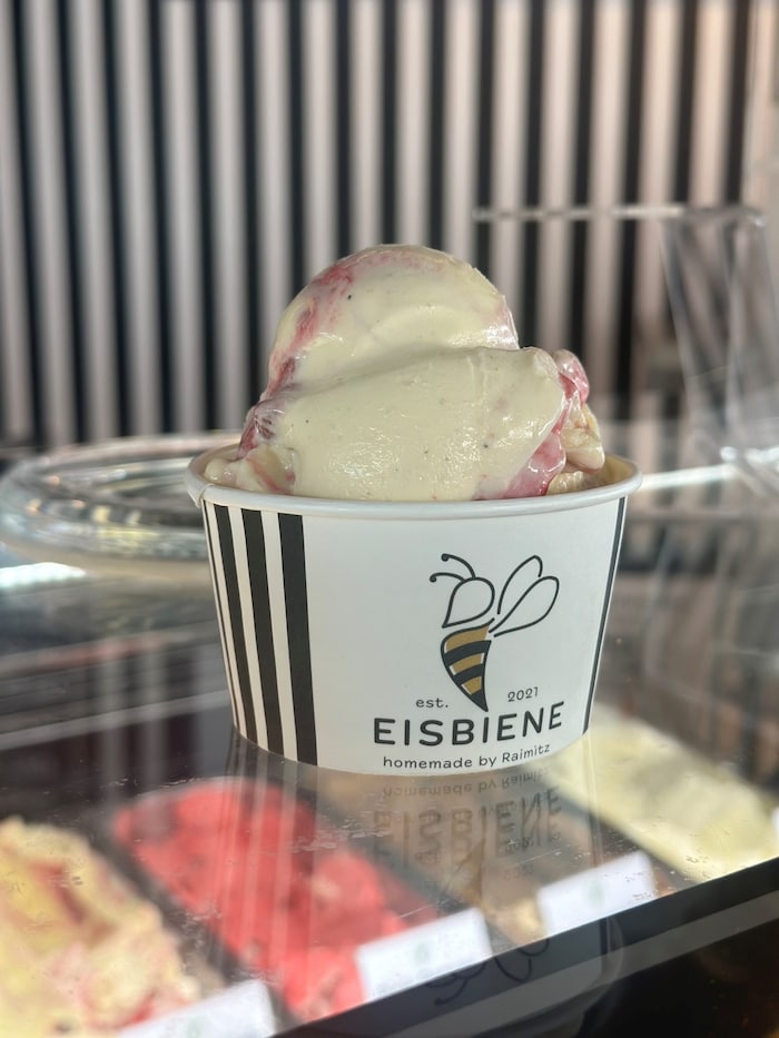 Bienenköniginnen-Eis – ein Klassiker mit Twist: Bourbon-Vanilleeis mit feinen Himbeeren.