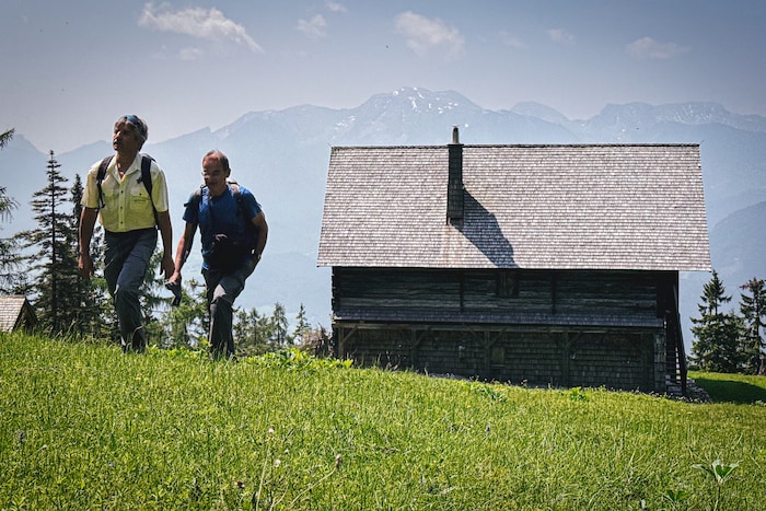 Von der Jagdhütte führt der Wanderweg weiter bergauf – teils auf allen Reitenwegen. 
