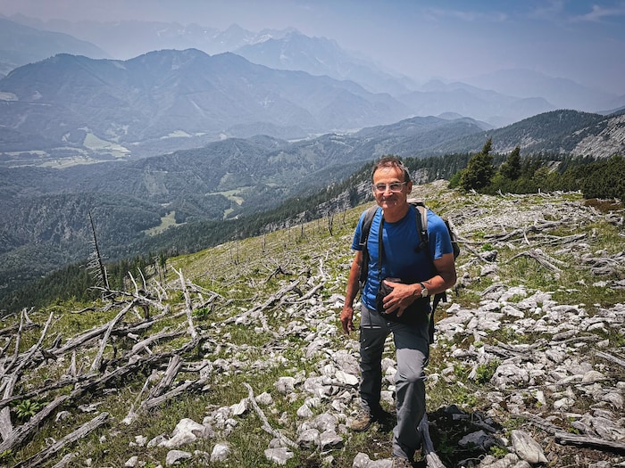 Dr. Erich Weigand inmitten der Brandfläche im Sengsengebirge.