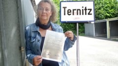 Garagenmieterin Martina Rabè mit dem Kaufvertrag ihrer Garage, wo sogar vermerkt ist, dass diese ...