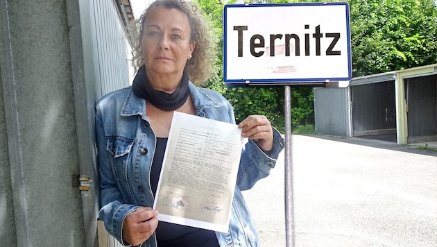 Garagenmieterin Martina Rabè mit dem Kaufvertrag ihrer Garage, wo sogar vermerkt ist, dass diese ...
