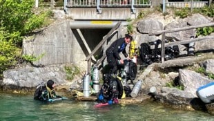 Die Wasserrettung beim Einsatz bei der Schwarzen Brücke beim Attersee.