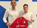 Ertlthaler mit Berater Markus Peresich vor dem Vereinswappen.