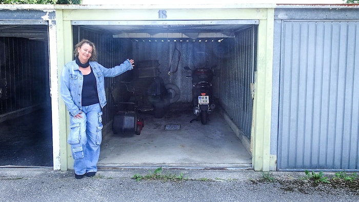 Martina Rabé vor ihrer geliebten Garage. Die Abrisskosten könnten bis zu 5000 Euro ausmachen.