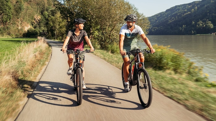Auch gemeinsames Radfahrern schüttet Serotonin aus und stabilisiert die Stimmung.