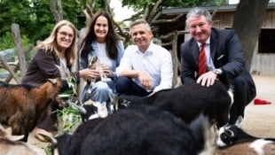 Tierschutz-Staatssekrtärin Ulrike Königsberger-Ludwig, „Krone“-Tierecke Leiterin Maggie ...