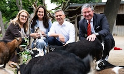 Tierschutz-Staatssekrtärin Ulrike Königsberger-Ludwig, „Krone“-Tierecke Leiterin Maggie ...