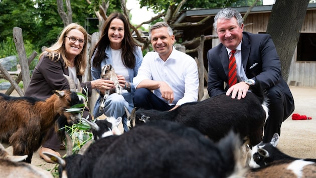 Tierschutz-Staatssekrtärin Ulrike Königsberger-Ludwig, „Krone“-Tierecke Leiterin Maggie ...