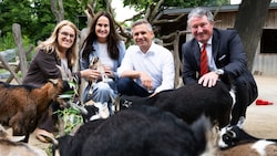Tierschutz-Staatssekrtärin Ulrike Königsberger-Ludwig, „Krone“-Tierecke Leiterin Maggie ...