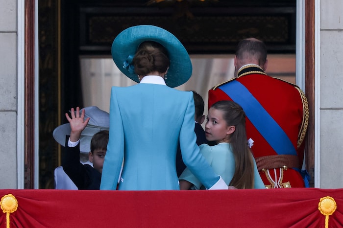 Das letzte Winken gehört Louis! Während Mama Kate ihn und Charlotte sanft in den Palast schiebt, ...