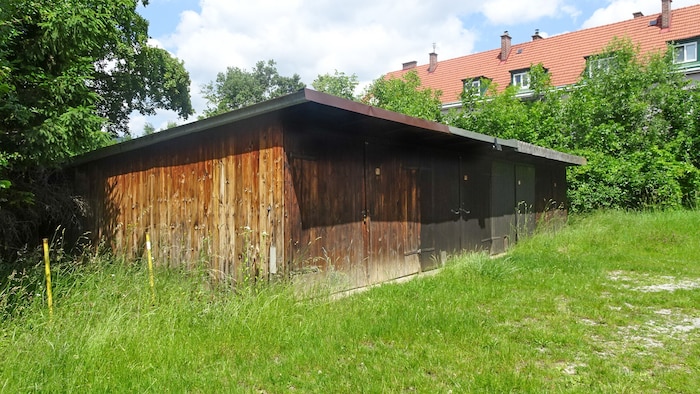 Manche Garagen sind einfache Holzbaracken. 