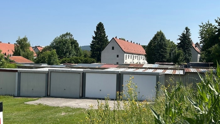 Die Mieter verwenden die Garagen für ihre Fahrzeuge, aber auch als Unterstand für Gartenmöbel ...