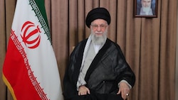 Ali Khamenei ist der geistige und politische Führer des Iran – weite Teile der Bevölkerung sind ...