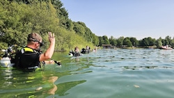 Feuerwehr und Wasserretter tauchten gemeinsam im Oedter See nach einem sündteuren Sehbehelf, der ...