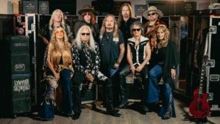 Frontmann Johnny Van Zant (Mitte) hält die legendäre Southern-Rock-Truppe Lynyrd Skynyrd ...