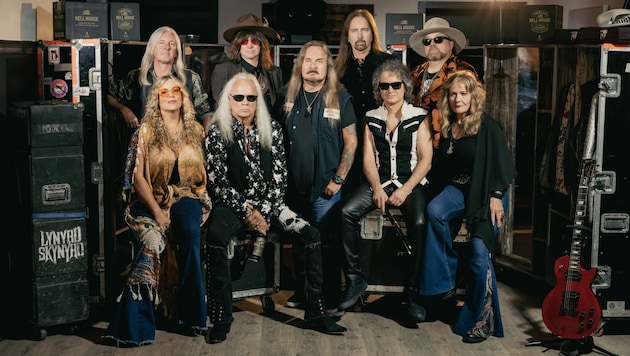Frontmann Johnny Van Zant (Mitte) hält die legendäre Southern-Rock-Truppe Lynyrd Skynyrd ...