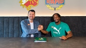 Claudy M‘Buyi (re.) mit Rapid-Sportchef Markus Katzer