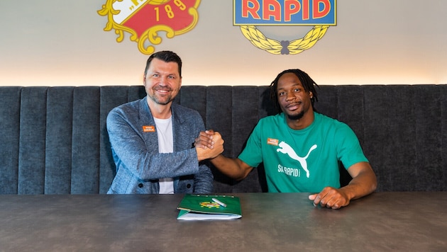 Claudy M‘Buyi (re.) mit Rapid-Sportchef Markus Katzer