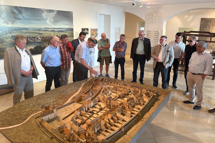 Im Museum erläuterte der neue Kulturvermittler der Bezirksstadt, Alexander Klik (5. von links), ...