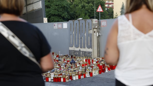 Die Anteilnahme vor dem Grazer Gymnasium nimmt auch eine Woche nach dem Anschlag kein Ende.
