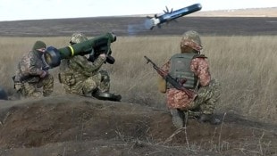 Ein aus US-Produktion stammendes tragbares Panzerabwehrraketensystem des Typs Javelin in ...