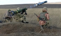 Ein aus US-Produktion stammendes tragbares Panzerabwehrraketensystem des Typs Javelin in ...