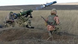 Ein aus US-Produktion stammendes tragbares Panzerabwehrraketensystem des Typs Javelin in ...