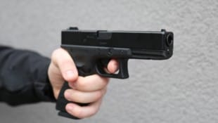 Ein Waffenverbot untersagt das Besitzen, Erwerben oder Führen von Waffen wie Pistolen, Revolvern ...