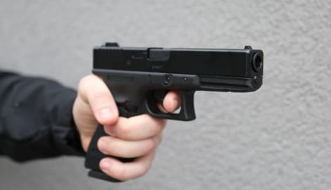 Ein Waffenverbot untersagt das Besitzen, Erwerben oder Führen von Waffen wie Pistolen, Revolvern ...