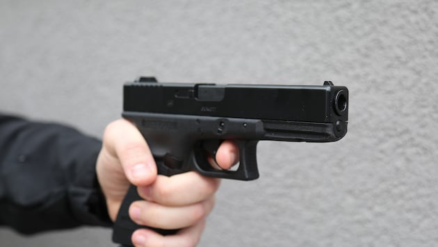 Ein Waffenverbot untersagt das Besitzen, Erwerben oder Führen von Waffen wie Pistolen, Revolvern ...