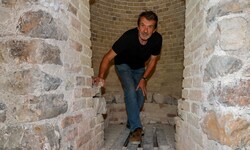 Hannes Weissenbach heizt im Rahmen der „KALK.KULTUR den Ofen in Großgmain an.