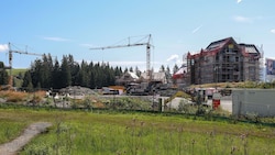 Das Luxuschalet im Grünen – immer wieder wird das „Six Senses“-Projekt heiß diskutiert.