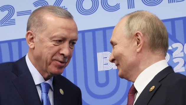 Von links: Der türkische Präsident Recep Tayyip Erdogan mit seinem russischen Kollegen Wladimir ...