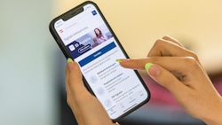 Eine Lehrerin in Wien bekam bereits die zweite Kündigungsdrohung von ihrem Direktor, weil sie ...