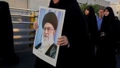 Ajatollah Ali Khamenei behauptet sich seit 36 Jahren gegen seine inneren als auch seine äußeren ...