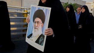 Ajatollah Ali Khamenei behauptet sich seit 36 Jahren gegen seine inneren als auch seine äußeren ...