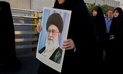 Ajatollah Ali Khamenei behauptet sich seit 36 Jahren gegen seine inneren als auch seine äußeren ...