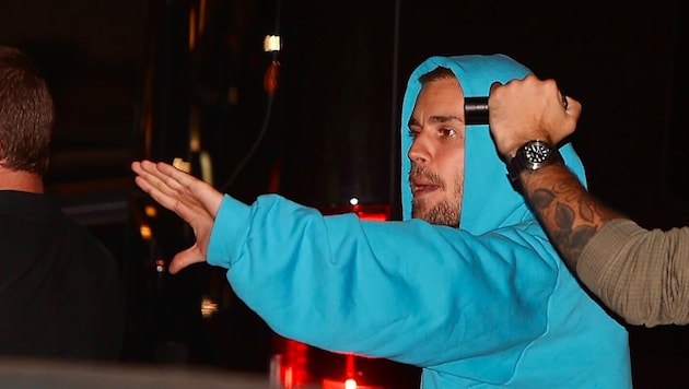 Popstar Justin Bieber steht derzeit offenbar gleich mit mehreren Menschen auf Kriegsfuß.