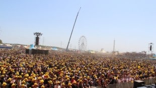 25.000 Fans kamen zum Frühschoppen und waren live beim Heiratsantrag auf der Bühne dabei.