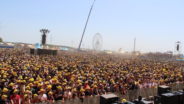 25.000 Fans kamen zum Frühschoppen und waren live beim Heiratsantrag auf der Bühne dabei.