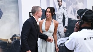Red Carpet oder Altar? Brad Pitt im Anzug, Ines im weißen Wow-Look – dieses Paar weiß, wie man ...