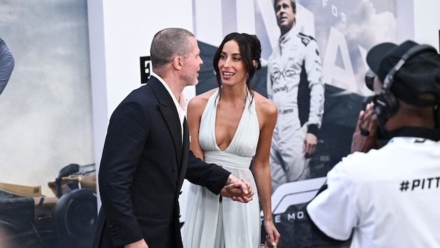 Red Carpet oder Altar? Brad Pitt im Anzug, Ines im weißen Wow-Look – dieses Paar weiß, wie man ...