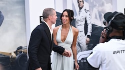 Red Carpet oder Altar? Brad Pitt im Anzug, Ines im weißen Wow-Look – dieses Paar weiß, wie man ...