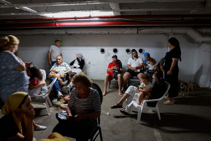 Menschen in Tel Aviv flüchten vor dem „Raketenregen“ aus dem Iran in einem Schutzraum.