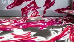 Art Basel: Die pinken und weißen Linien von Katharina Grosse empfangen die Besucher vor der ...
